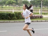 Tăng Thanh Hà diện đồ thể thao khỏe khoắn tập chạy việt dã